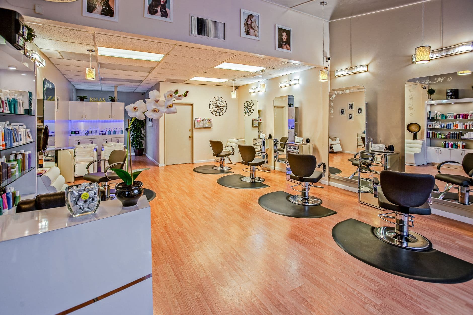 Salón de peluquería vacío con las sillas y los espejos alineados