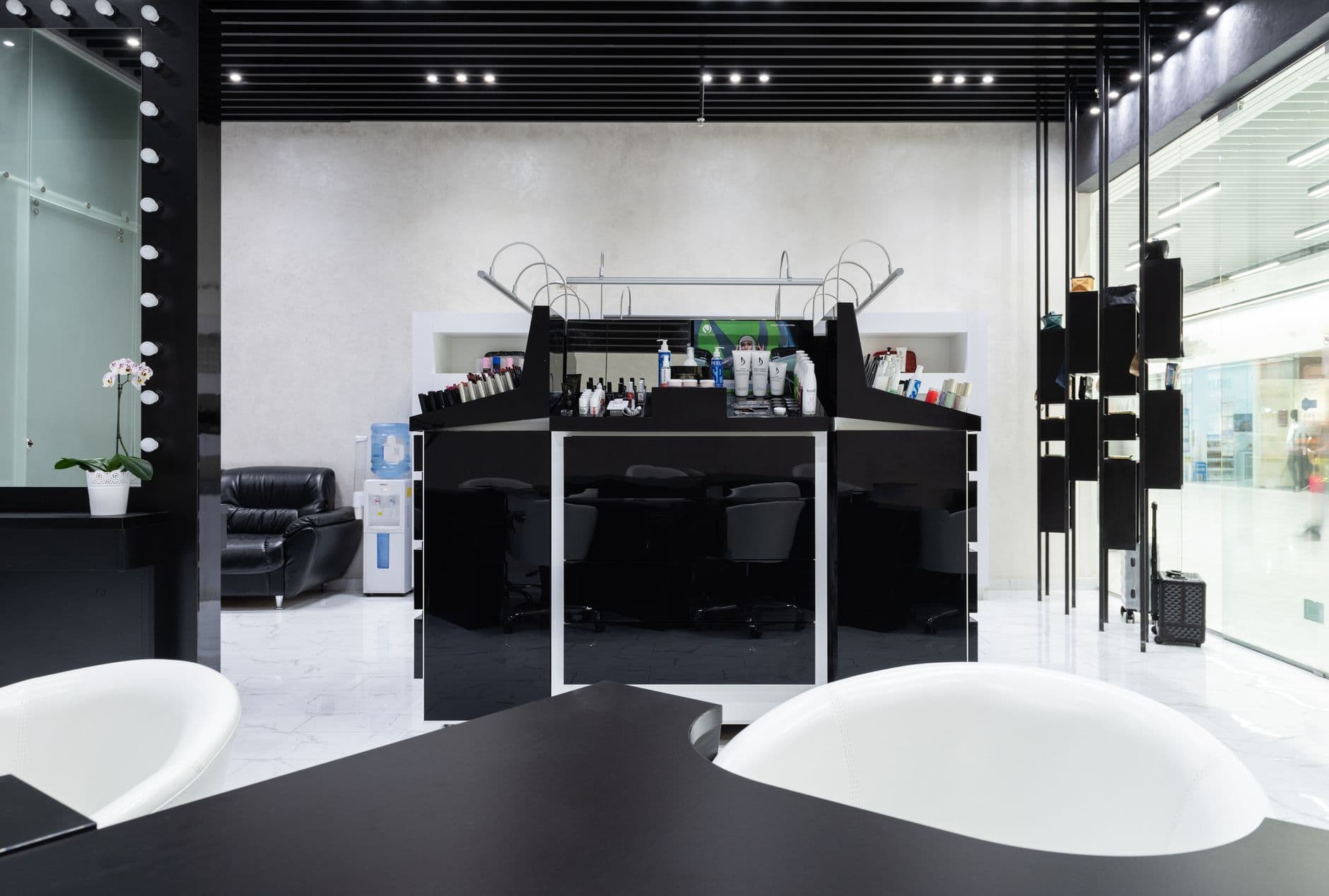 Recepción de un salón de peluquería moderno en blanco y negro